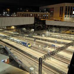 Nun das Beste: aus unserem Zimmer blicken wir direkt auf den Bahnhof