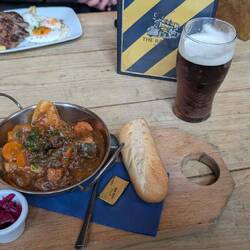 ...der Liverpooler Spezialität "Scouse" serviert. Eine Art Gulaschsuppe