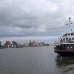 ...bis wir auf diesen Seelenverkäufer umsteigen müssen