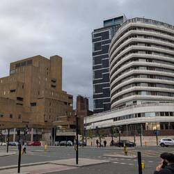 Brutalismus auch in Liverpool: das Gebäude links ist kein Bunker, sondern ein Bürogebäude