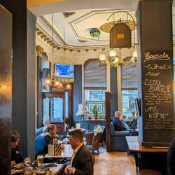 Gegenüber der Exchange Station ist der Pub "The Railway"...