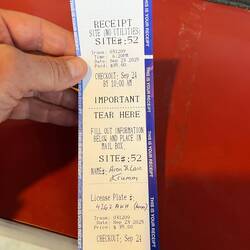 Bei den Fairgrounds ziehen wir am Automaten unser Campingticket