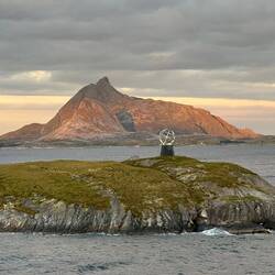 Die Markierung des Polarkreises