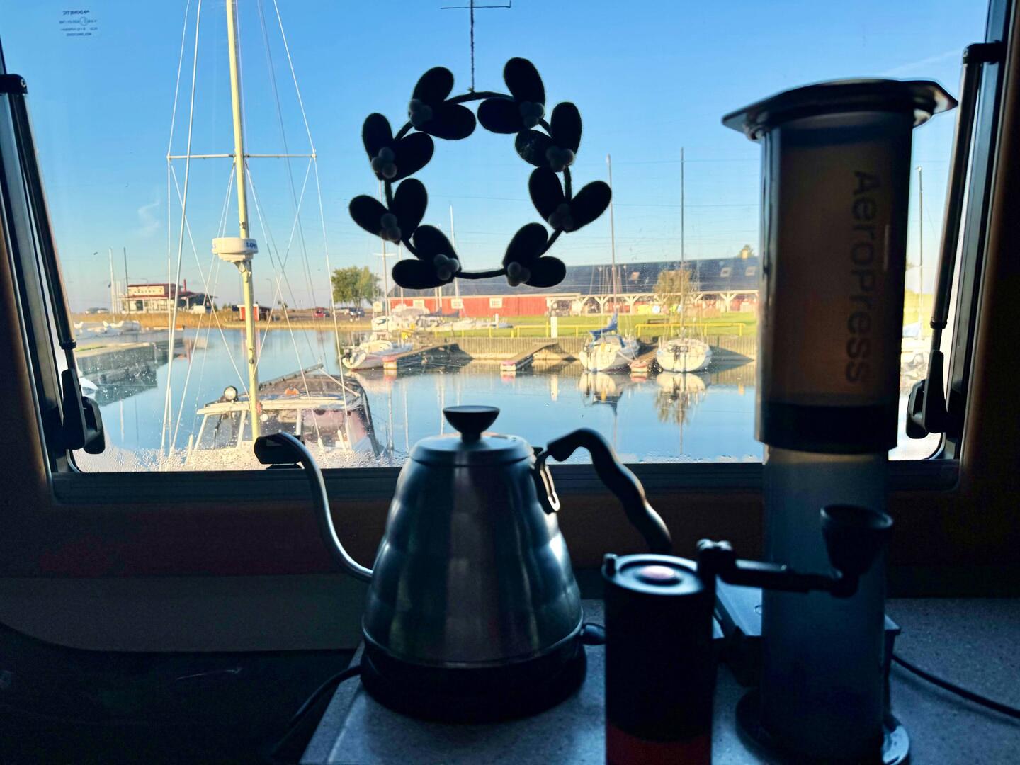 Leckere Tasse Kaffee am Hafen