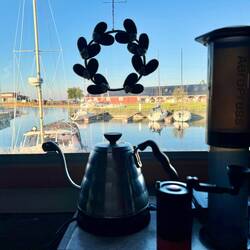 Leckere Tasse Kaffee am Hafen