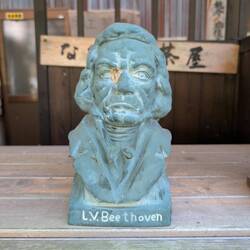 Was macht der denn hier?