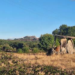 Anta da Melriça, with the town of Castelo de Vide in the background