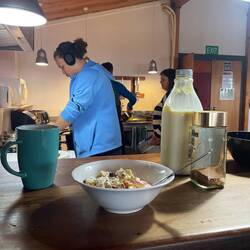 Frühstück mit den Locals auf der Skihütte