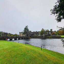 Ashford Castle ist ein Hotel und deshalb nicht zu besichtigen. 2000 € die Nacht sagt der Busfahrer