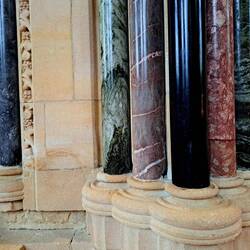 Marmor aus den 4 Provinzen Irlands: Connemara (grün), Cork (rosa), Kilkenny (schwarz), Armagh (grau)