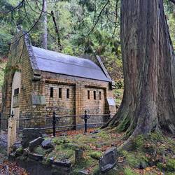 Mrs Henry starb sehr jung in Ägypten. Mr Henry baute ein Mausoleum für seine geliebte Frau