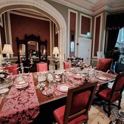 Auf den Tellern standen Lebensläufe typischer Dinner Gäste