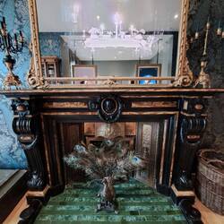 Der Spiegel gibt Einblick in vergangene Zeiten. Wenn man lang genug wartet inkl Geister der Henry's