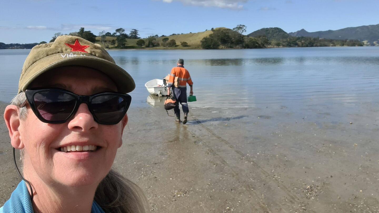 Wir beladen das Dingi im noch seichten Wasser. Die Flut kommt langsam