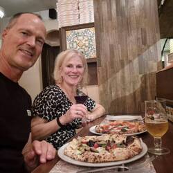 Pizza beim Italiener mit Rotwein und Moretti-Bier