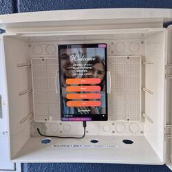 Modernes Einchecken im Appartement inklusive Gesichtsprüfung zum vor Tagen zugemailten Passbild