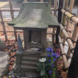 Hachico's mini shrine next to his Master's monument