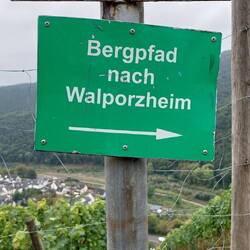 Der steile Pfad hinunter zur Winzerschenke.