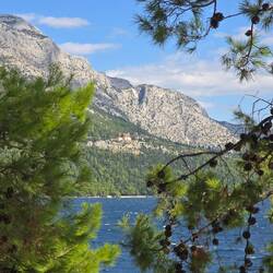 Blick auf das Franziskanerkloster oberhalb der Stadt Orebić auf der Halbinsel Pelješac