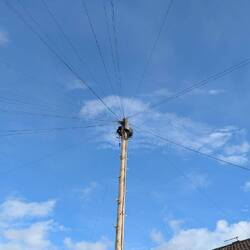 Die Telefonleitungen werden hier sternförmig zu den umliegenden Häusern geführt