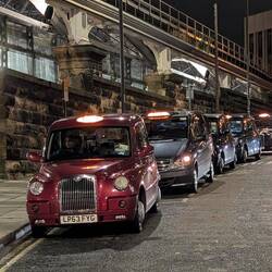 Ganz wichtig, wenn man in England ist: ein Taxibild