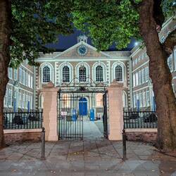 Das Bluecoat. Ein Kunstzentrum, was um 1700 eine Schule für Minderbemittelte war.