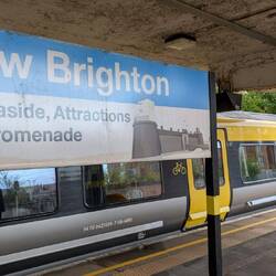 Seebad mit wenig Strand, dafür viel Beton