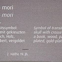 Erklärung zum Totenkopf davor
