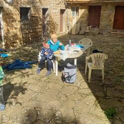 Squat de terrasse vide pour la rapide pause de midi