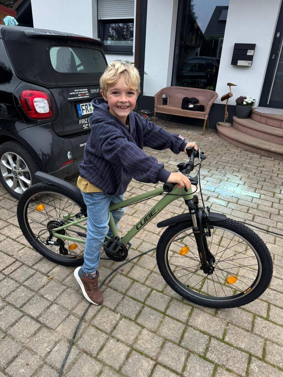 Der glückliche Emilian hat ein Fahrrad geschenkt bekommen 🥰