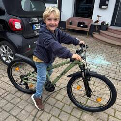 Der glückliche Emilian hat ein Fahrrad geschenkt bekommen 🥰