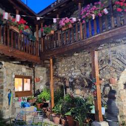 El albergue (82 camas y 2 baños...)