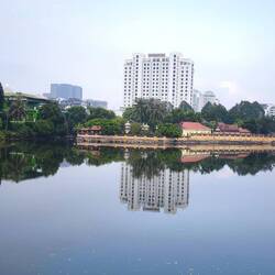 im Vordergrund ein Tempel, dahinter das Sheraton Hotel 🏨..., da muss ich hin