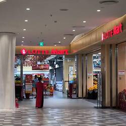 im ersten Untergeschoss der Lebensmittelmarkt "Lotte Mart"