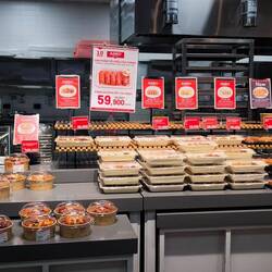 ... integrierte Foodmeile 🍗 mit Fertigprodukten 🤤