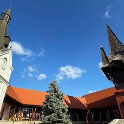 Kirche und spezielles Rathaus am Wegesrand entdeckt