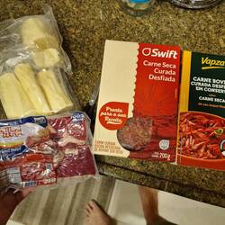 Mit Ana gekocht: Verstecktes Püree aus Gelber Maniokwurzel und Trockenfleisch