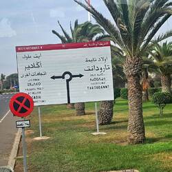 Wie viele Sprachen stehen auf diesem Schild? 🤔