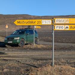 Originially I wanted to drive to Askja, but the roads are already closed. Too late in the year.