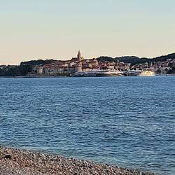 Korčula Stadt leuchtet im Abendlicht