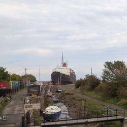 Ein ehemaliges Kreuzfahrtschiff "The Duke of Lancaster" liegt unterwegs auf Grund
