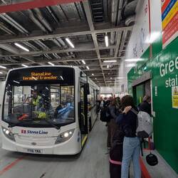 Fußpassiere werden mit dem Bus bis ins Schiff gefahren