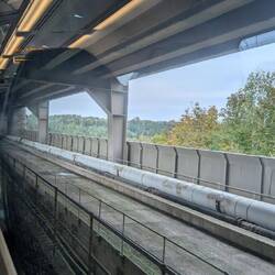 Über die Britania Bridge, auf der oben die Autos und unten die Bahn fährt