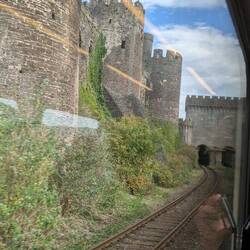 Wir durchfahren die mittelalterliche Stadt Conwy...