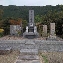 Familiengrab neben dem Haus