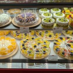 Cakes with fruit in jelly