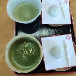 .. Matschatee und Klebereisgebäck, mein mit Gold