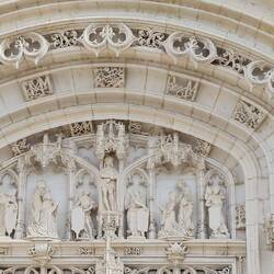 Über der Tür vom Haupteingang