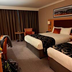 Kurze Beschwerde bei der Rezeption, weil ich ein Zimmer mit Wanne wollte (wie gebucht)