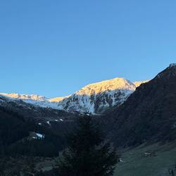Heute Morgen durften die Äuglein Puder gezuckerte Berwelten und blauen Himmel begrüßen.